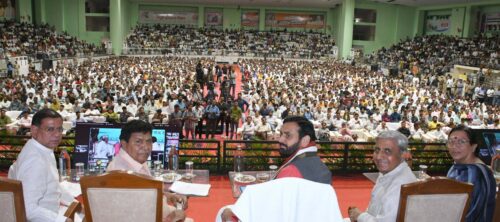 परियोजनाओं के उद्घाटन के मौके पर मंच पर मौजूद सीएम नायब सिंह सैनी और अन्य।