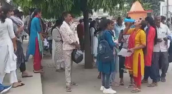 परीक्षा देने पहुंचे अभ्यर्थी।