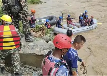 नेपाल में मार्सयांगडी नदी में बचाव अभियान चलाते जवान।