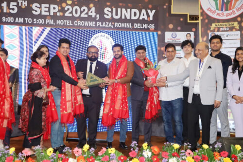 गैलेक्सी इंडिया के डायरेक्टर सत्य एस गुप्ता को नवरत्न अवार्ड से सम्मानित करते बीपीएमएस के अध्यक्ष राजेश चेतन व अन्य।