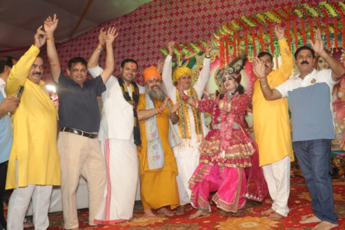 प्रस्तुति देते कलाकार और मौजमद यजमान।