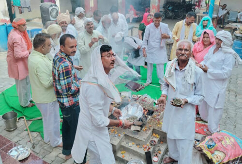 पांडु पिंडारा धर्मशाला में हवन यज्ञ में भाग लेते व्यास समाज के लोग।