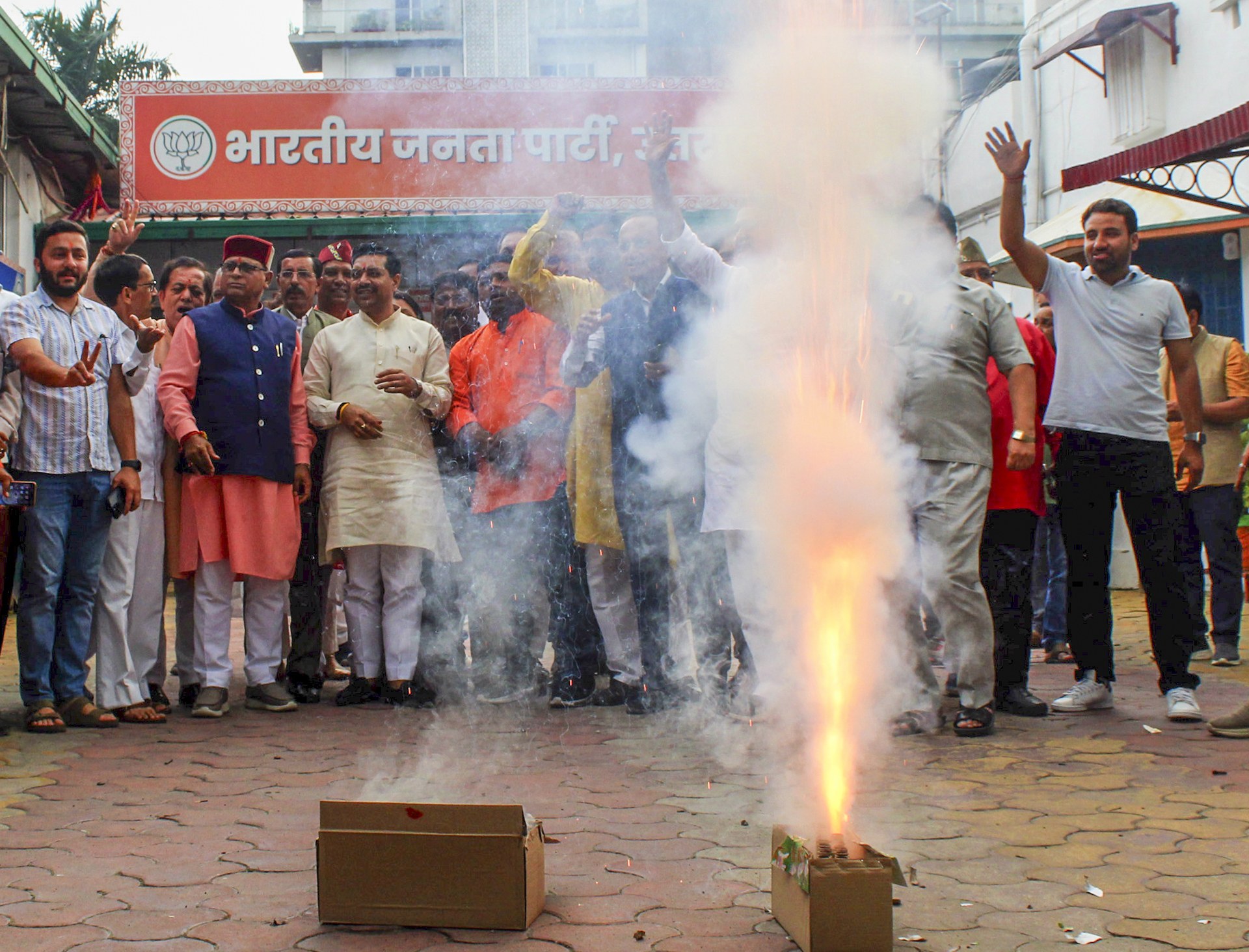 जीत के बाद जश्न मनाते भाजपा कार्यकर्ता।