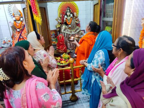 माता दरवाजा स्थित संकट मोचन मंदिर नवरात्र महोत्सव में वीरवार को परमपूज्या साध्वी मानेश्वरी देवी और भक्तजन मां शैलपुत्री की पूजा अर्चना करते हुए।