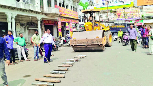 सड़क पर 100 से अधिक साइलेंसरों पर रोडरोलर चलाया।