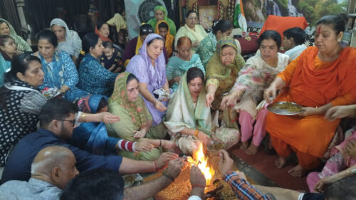 माता दरवाजा स्थित संकट मोचन मंदिर में बुद्धवार को महालया अमावस्या पर हवन में आहूति डालते गद्दीनशीन साध्वी मानेश्वरी देवी और भक्तजन।