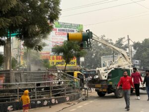 सुभाष चौक के पास मशीन से हवा में पानी का छिड़काव करते हुए।