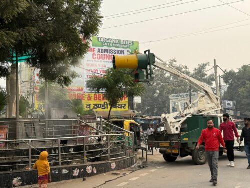 सुभाष चौक के पास मशीन से हवा में पानी का छिड़काव करते हुए।