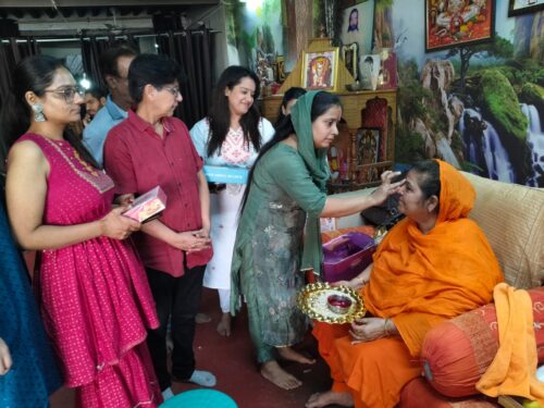 रोहतक। माता दरवाजा स्थित संकट मोचन मंदिर में रविवार को परमश्रद्धेया साध्वी मानेश्वरी देवी जी को तिलक लगाकर आशीर्वाद लेते भक्तजन।