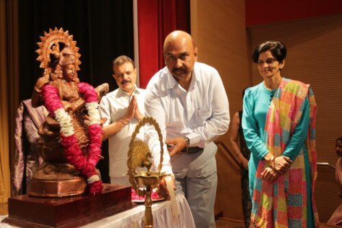 बाल महोत्सव कार्यक्रम की शुरूआत मंडलीय बाल कल्याण अधिकारी अनिल मलिक ने दीप प्रज्वलित कर की।