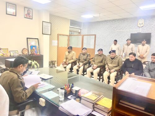 पुलिस अधिकारियों को दिशा-निर्देश देते हुए एसपी राजेश कुमार।