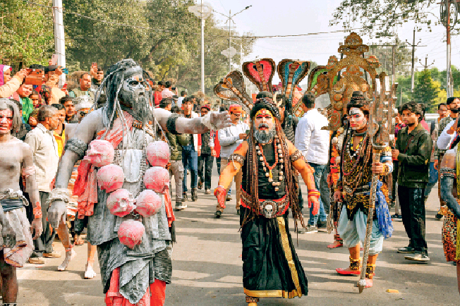 महाकुंभ में पहुंच रहे संत महात्मा।