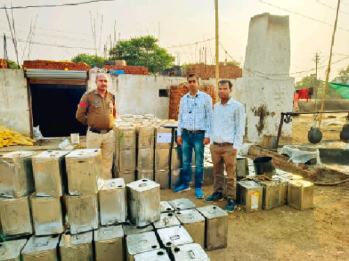 गुड़ बनाने की यह फैक्टरी पकड़ी गई।