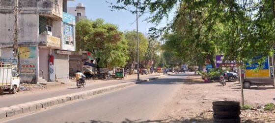 रविवार दोपहर को सूना पड़ा बावल रोड।
