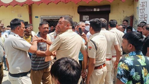 सीवन में मस्जिद के निकट हुए विवाद को सुलझाते पुलिस कर्मचारी
