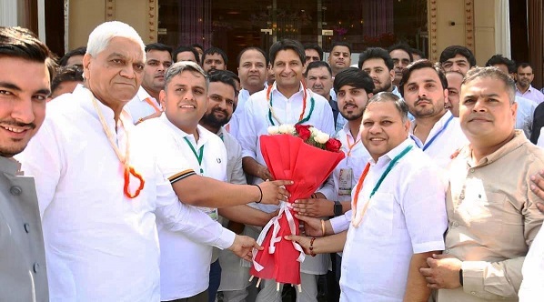 हरियाणा युवा कांग्रेस के प्रदेशाध्यक्ष निशित कटारिया व अन्य दीपेन्द्र हुड्डा का स्वागत करते हुए।