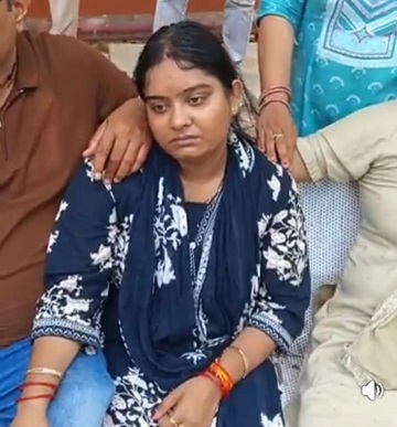 पत्नी पलक।