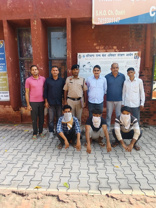 पुलिस हिरासत में आरोपी।