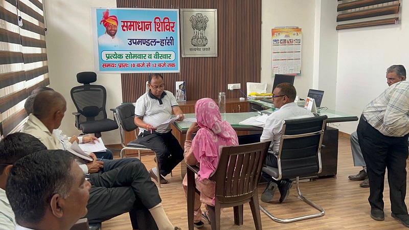हांसी में अधिकारियों का इंतजार करते फरियादी।