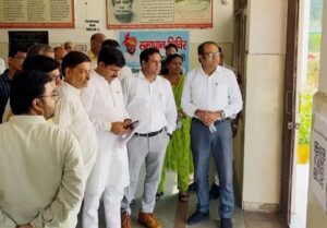 स्वागत के लिए गेट पर विधायक का इंतजार करते अधिकारी।