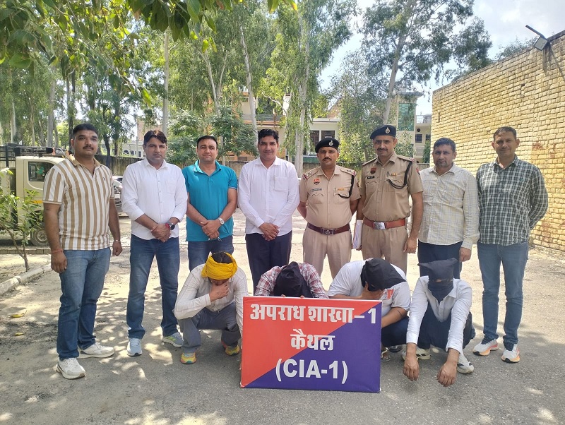 आरोपियों के साथ पुलिस।