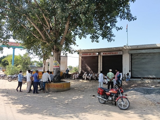 हत्या के बाद मौके पर जमा लोग।