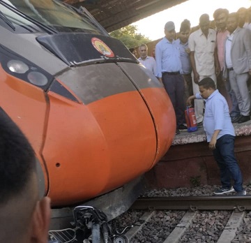 ट्रेन के नीचे से बाइक निकालते इंजीनियर।