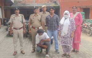 पुलिस टीम के साथ आरोपी संचालिका व ड्राइवर