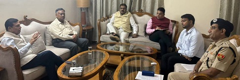 अधिकारियों के साथ बैठक करती मानवाधिकार आयोग की टीम