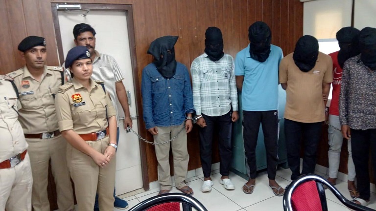 आरोपियों के साथ पुलिस।