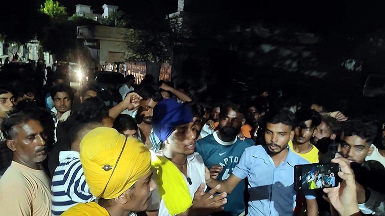 थाने में हंगामा करते लोग।