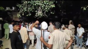 लोगों से बातचीत करते अधिकारी।