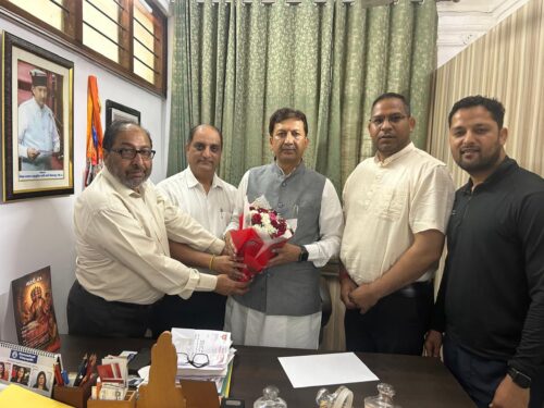 भारत में मार्शल आर्ट्स और कुश्ती के आधुनिक रूप ‘ग्रैपलिंग’ को नई ऊंचाइयों तक पहुंचाने के लिए एक बड़ा प्रशासनिक कदम उठाया गया है। हिमाचल प्रदेश के वरिष्ठ नेता और राज्यसभा सांसद प्रो सिकंदर कुमार को सर्वसम्मति से Grappling Federation Chairman India नियुक्त किया गया है। इस फैसले के बाद खेल जगत में उत्साह की लहर देखने को मिल रही है। भारतीय ग्रैपलिंग संघ के महासचिव सुबोध कुमार यादव ने आधिकारिक पत्र जारी करते हुए प्रो सिकंदर कुमार ग्रैपलिंग संघ चेयरमैन के रूप में उनकी नियुक्ति की पुष्टि की। यह पद न केवल सम्मानजनक है, बल्कि रणनीतिक रूप से भी बेहद महत्वपूर्ण माना जा रहा है। 🏆 भारतीय ग्रैपलिंग संघ चेयरमैन के रूप में नई जिम्मेदारी भारतीय ग्रैपलिंग संघ चेयरमैन बनने के बाद प्रो सिकंदर कुमार की भूमिका संघ को नई दिशा देने की होगी। शिक्षा, प्रशासन और राजनीति में लंबे अनुभव के कारण उनसे यह उम्मीद की जा रही है कि वे खेल नीतियों में सुधार और सरकारी सहयोग बढ़ाने में महत्वपूर्ण योगदान देंगे। खेल विशेषज्ञों का मानना है कि प्रो सिकंदर कुमार के नेतृत्व में ग्रैपलिंग को सरकारी योजनाओं और बजट में बेहतर स्थान मिल सकता है। इससे खिलाड़ियों को आधुनिक सुविधाएं और इंफ्रास्ट्रक्चर मिलने की राह आसान होगी। 🚀 प्रो सिकंदर कुमार ग्रैपलिंग संघ चेयरमैन बनने के बाद क्या बदलेगा Grappling Federation Chairman India बनने के बाद प्रो सिकंदर कुमार खिलाड़ियों के मनोबल को बढ़ाने और उन्हें अंतरराष्ट्रीय स्तर पर बेहतर प्रदर्शन के लिए तैयार करने पर जोर देंगे। उनके नेतृत्व में संघ रणनीतिक योजनाएं तैयार करेगा, जिससे भारतीय खिलाड़ी वैश्विक प्रतियोगिताओं में अधिक पदक जीत सकें। इसके साथ ही, प्रो सिकंदर कुमार ग्रैपलिंग संघ चेयरमैन के रूप में देशभर में नई खेल अकादमियों की स्थापना और युवाओं को खेलों से जोड़ने के लिए अभियान शुरू कर सकते हैं। 🌍 ग्रैपलिंग व ओलंपिक की ओर बढ़ता कदम गौरतलब है कि भारतीय ग्रैपलिंग संघ (GFI) को विश्व की प्रमुख संस्था ‘यूनाइटेड वर्ल्ड रेसलिंग’ (UWW) से मान्यता प्राप्त है। ग्रैपलिंग को भविष्य के संभावित ओलंपिक खेल के रूप में देखा जा रहा है, ऐसे में Grappling Federation Chairman India के रूप में प्रो सिकंदर कुमार का नेतृत्व भारत को अंतरराष्ट्रीय मंच पर मजबूत बनाएगा। संघ ने अपने बयान में कहा कि प्रो सिकंदर कुमार का सार्वजनिक जीवन और खेलों के प्रति उनका समर्पण महासंघ के लिए एक बड़ी उपलब्धि है। उनका मार्गदर्शन न केवल खिलाड़ियों को प्रेरित करेगा, बल्कि जमीनी स्तर पर ग्रैपलिंग के विस्तार में भी महत्वपूर्ण भूमिका निभाएगा। 🇮🇳 खेल जगत में उत्साह की लहर 