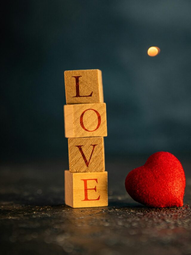 उम्र बढ़ती है, लेकिन प्यार क्यों नहीं? जानिए इसके पीछे का सच ❤️